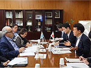 ウルグアイ農林大臣と意見を交わす