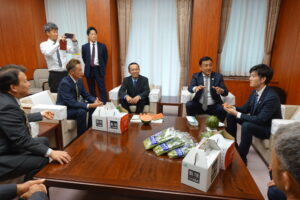 260427JA太田市野菜センター運営委員会西瓜部会　「鈴木憲和農林水産大臣への表敬訪問」（小玉ｽｲｶPR活動）